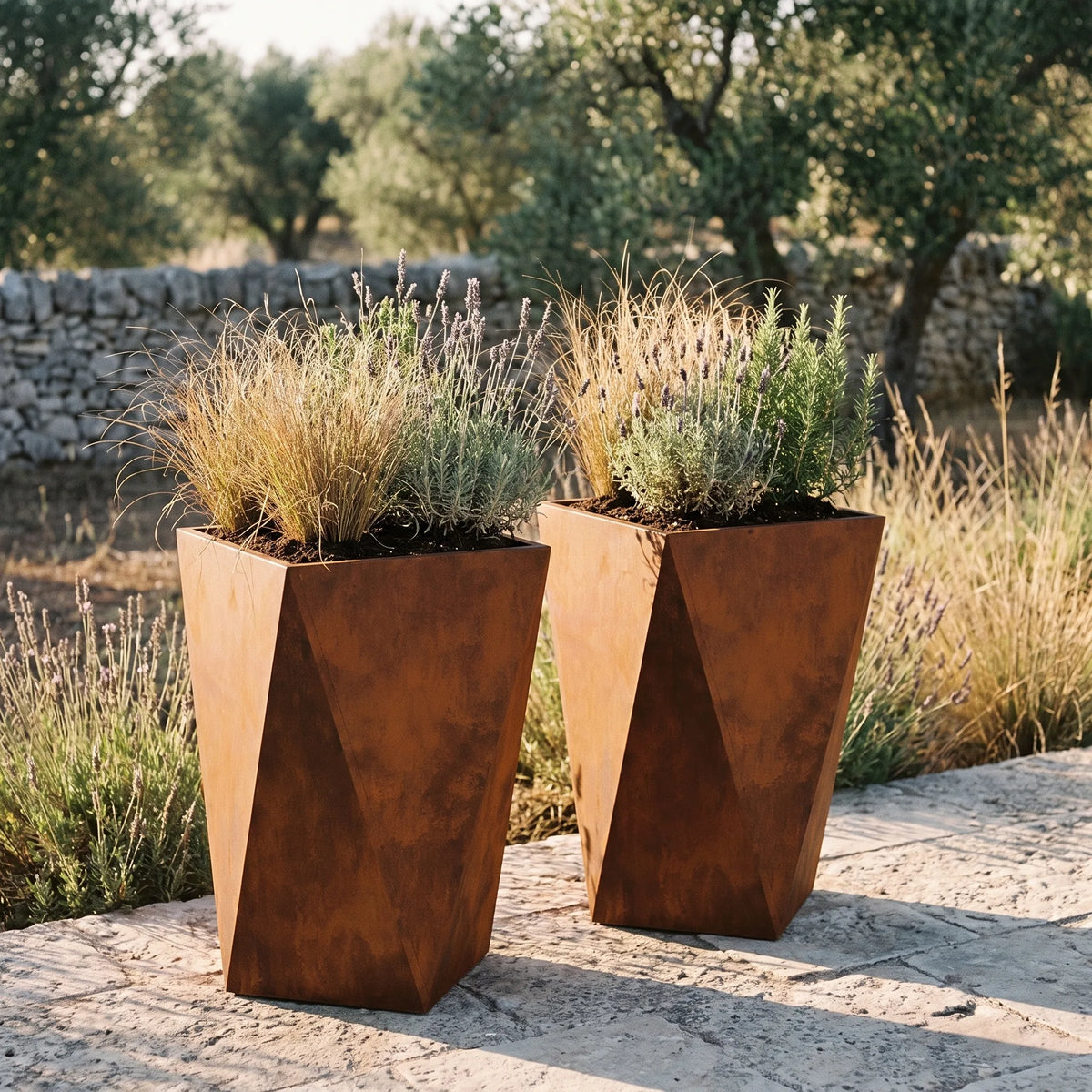 Lot de 2 jardinières hautes Cyprès — vue d'ensemble en extérieur