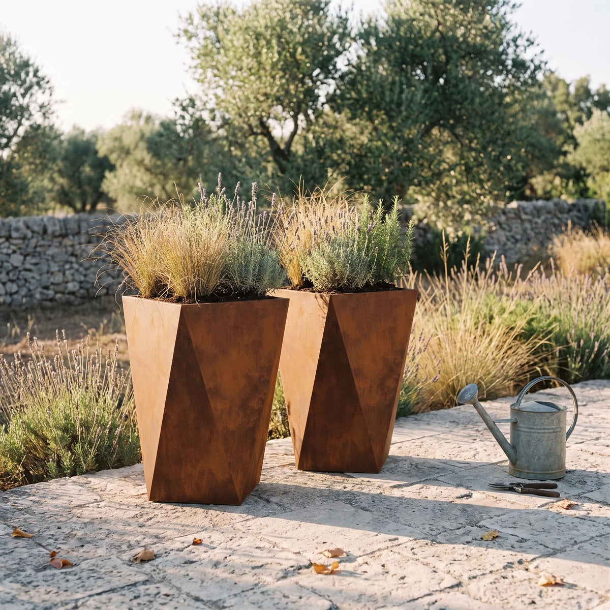 Lot de 2 jardinières hautes Cyprès — mise en situation dans un jardin