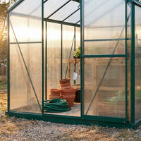 Serre en aluminium Luberon — mise en situation dans un jardin