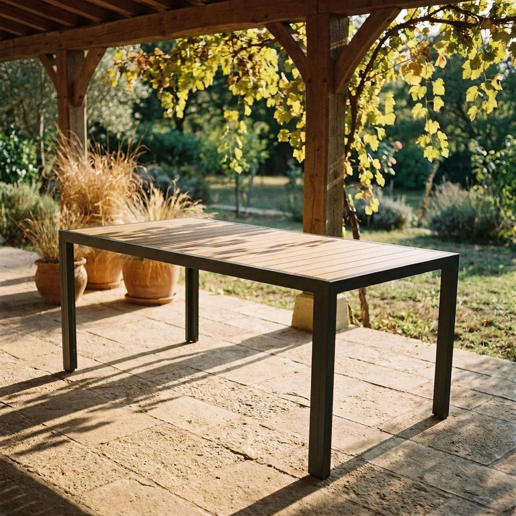 Table de jardin Lourmarin — vue d'ensemble en extérieur