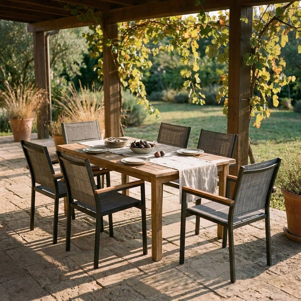 Chaise de jardin empilable Alpilles — vue d'ensemble en extérieur