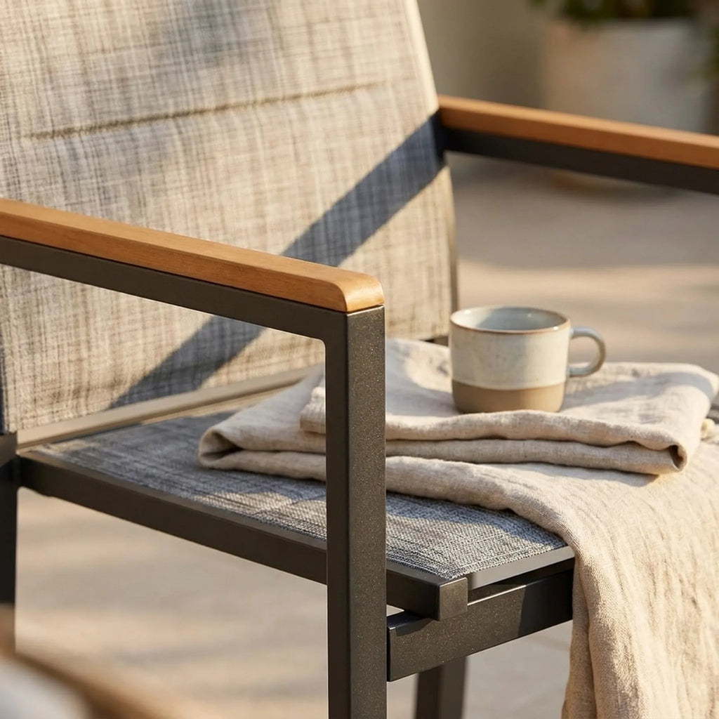 Chaise de jardin empilable Alpilles — mise en situation dans un jardin