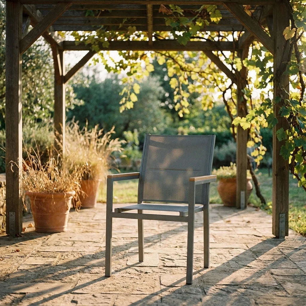 Chaise de jardin empilable Alpilles — en cours d'utilisation