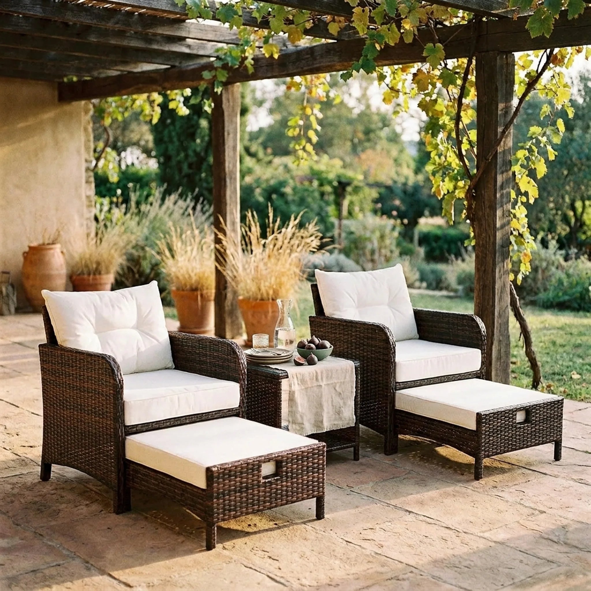 Salon de jardin en rotin Ansouis — mise en situation dans un jardin