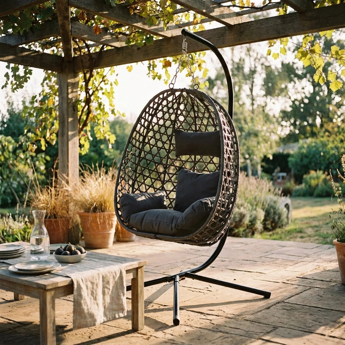 Fauteuil suspendu Alcôve — mise en situation dans un jardin