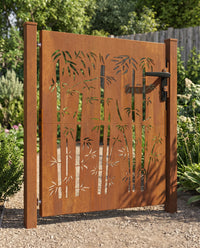 Portillon en acier corten Anduze, motif de cannes de bambou — détail de la patine