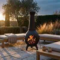 Cheminée d'extérieur en aluminium Mistral — mise en situation dans un jardin